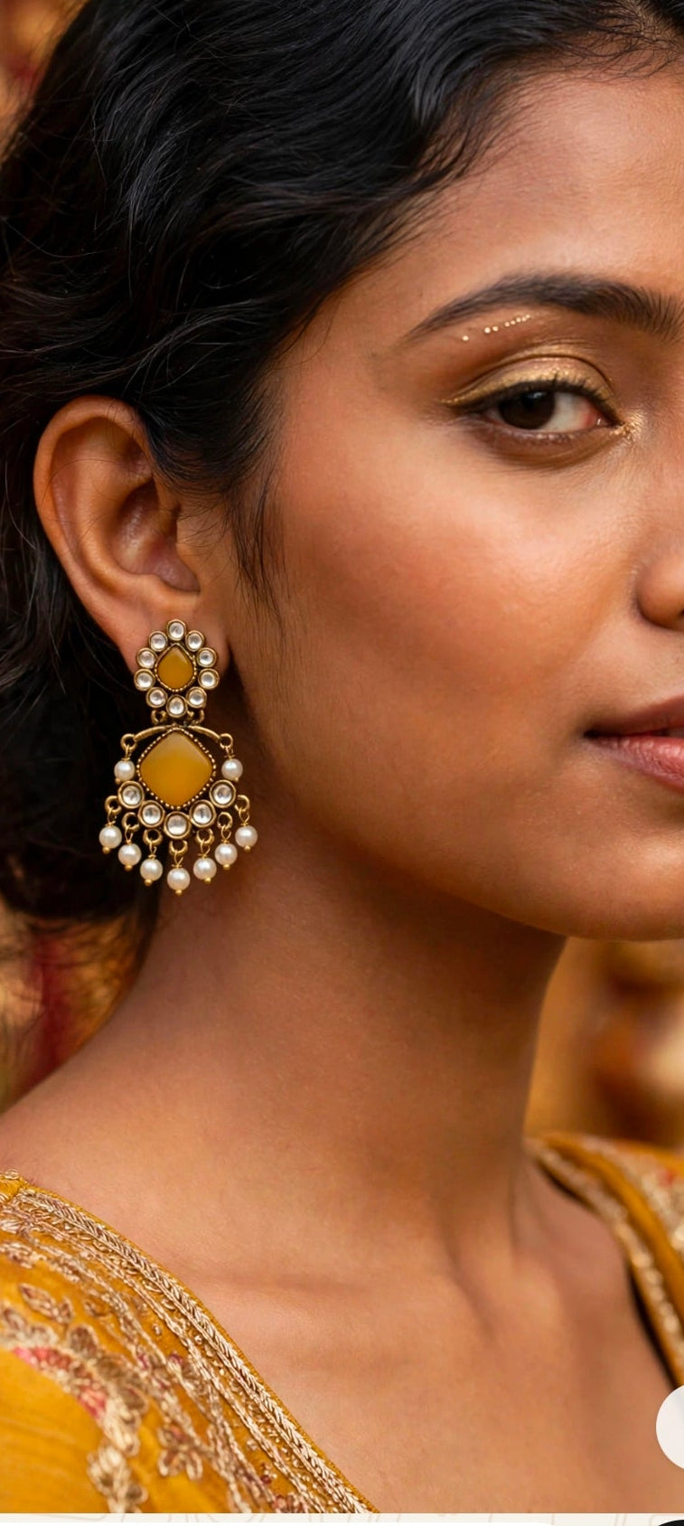 Aabha Mini Chandbali